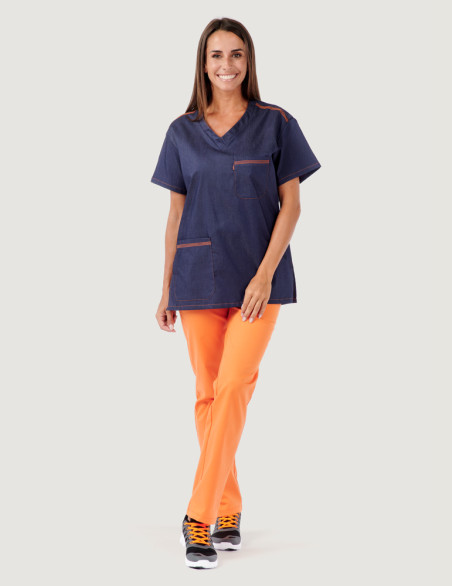 Femme en blouse médicale en jeans modèle Jules - Coupe unisexe - Portée avec pantalon abricot Belissa