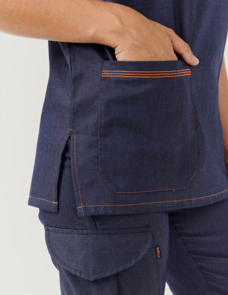 Détail encolure et poche poitrine de la blouse en jean Jules - Triple surpiqûre orange