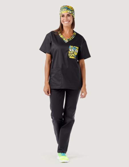 Femme qui porte une blouse médicale ardoise avec des empiècements motifs "mignons" avec pantalon médical ardoise