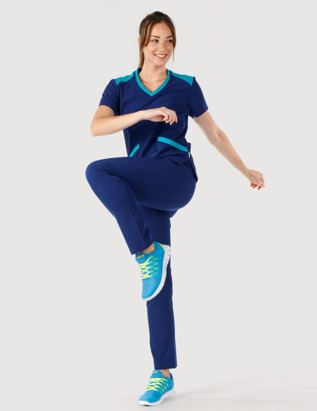 Tenue médicale Tunique Kelly et pantalon Lady pour femme - Couleur bleu marine avec parements turquoise - Vue portée en pied