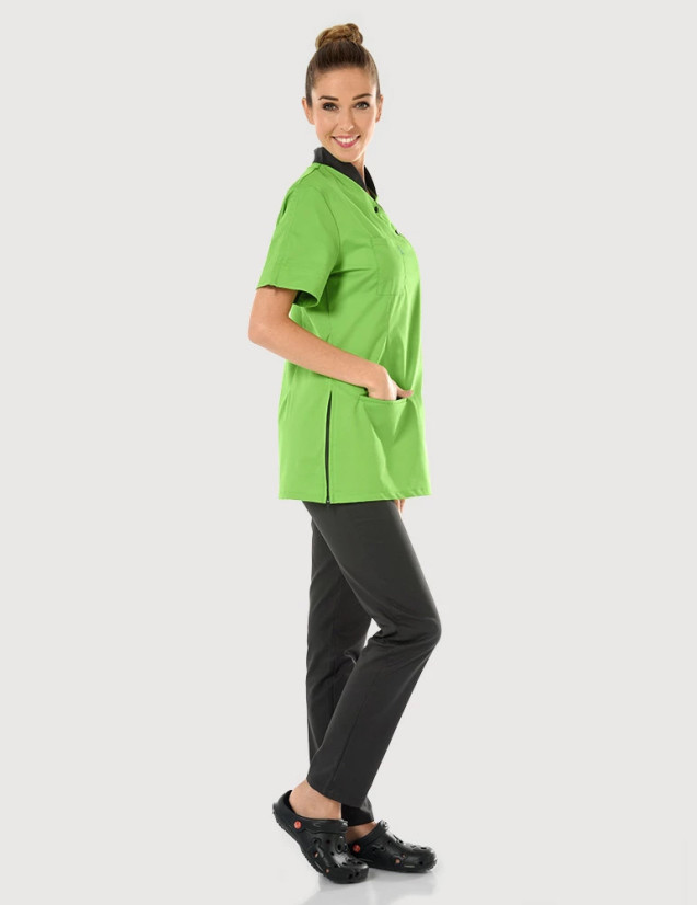 Blouse médicale femme couleur Vert pomme + Ardoise Kenzy. Marque Belissa. Vue portée avec pantalon ardoise