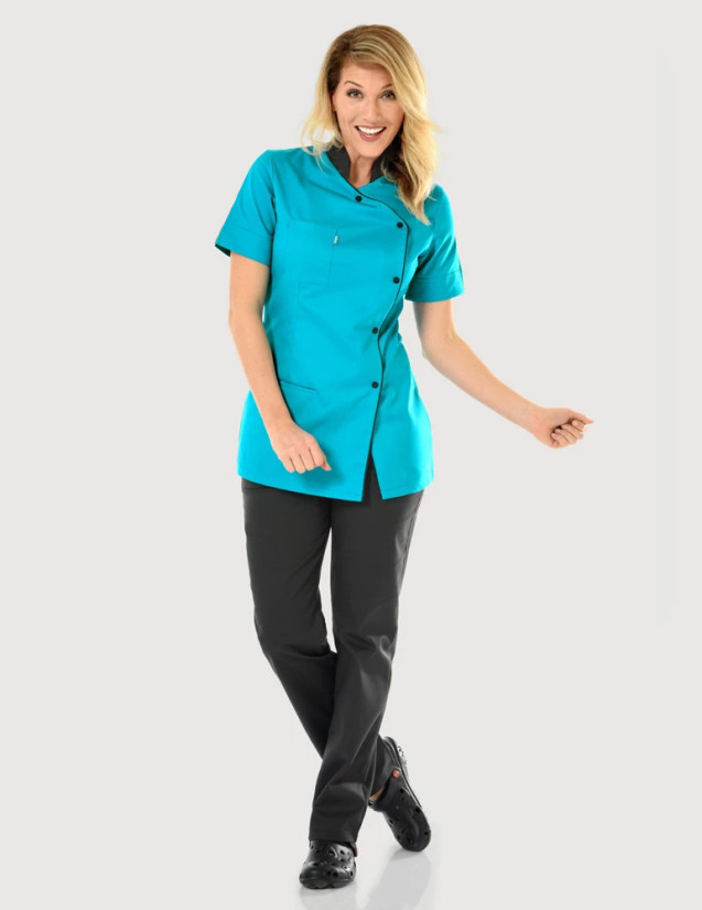 Blouse médicale femme Bleu Océan-Ardoise Kenzy de Belissa portée avec un pantalon ardoise