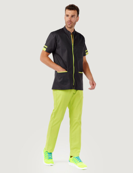 Blouse médicale homme Marley ardoise-anis by Belissa - Vue portée avec pantalon couleur anis