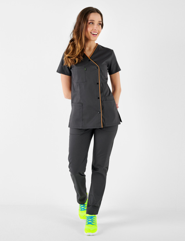 Tenue pharmacienne - Coupe asymétrique couleur ardoise parements Abricot - Vue en pied - Marque Belissa Tenue pharmacienne - Coupe asymétrique couleur ardoise parements Abricot - Vue en pied - Marque Belissa