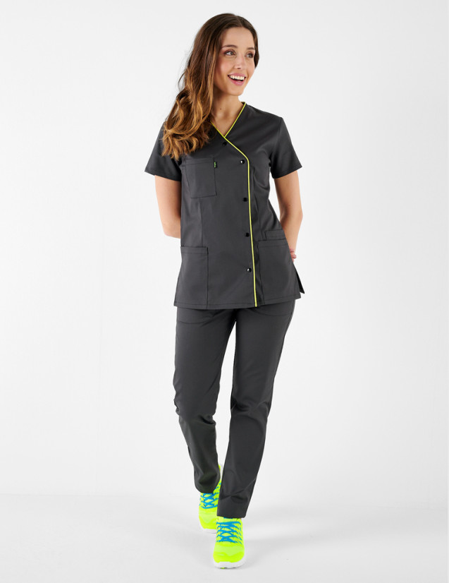 Blouse pharmacienne - Coupe asymétrique couleur Ardoise-Anis - Vue en pied - Marque Belissa Blouse pharmacienne - Coupe asymétrique couleur Ardoise-Anis - Vue en pied - Marque Belissa