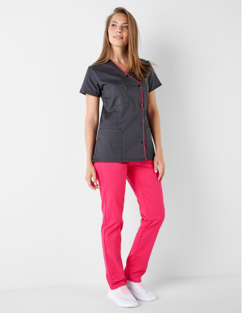 Blouse pharmacienne - Coupe asymétrique couleur ardoise parements framboise - Vue en pied - Marque Belissa 2
