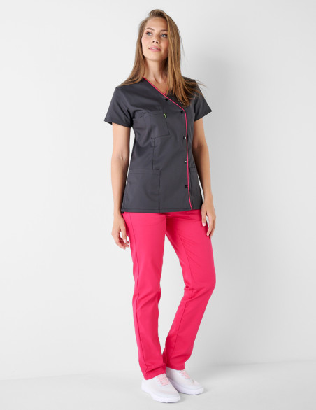 Blouse pharmacie asymétrique couleur ardoise parement framboise - Vue en pied avec pantalon framboise -Marque Belissa