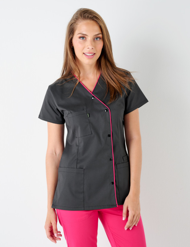 Blouse pharmacienne - Coupe asymétrique couleur ardoise parements framboise - Vue en pied - Marque Belissa