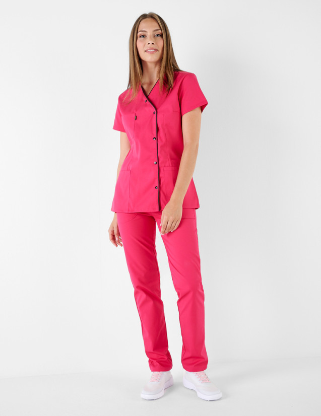 Tenue pharmacie - Blouse femme asymétrique couleur framboise-ardoise - Vue en pied - Marque Belissa