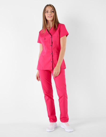 Tenue pharmacie - Blouse femme asymétrique couleur framboise-ardoise - Vue en pied - Marque Belissa