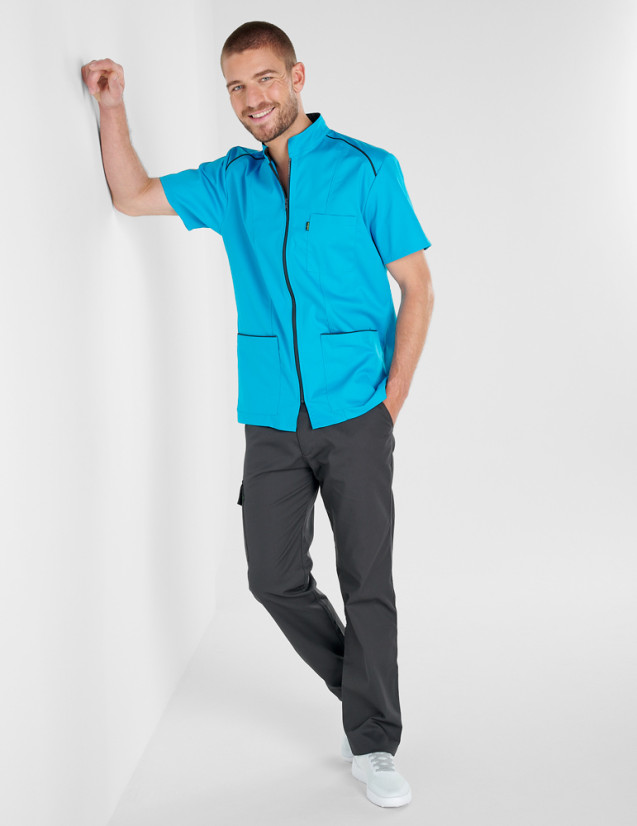 Blouse médicale homme avec zip - Couleur océan-ardoise - Vue en pied - Marque Belissa Blouse médicale homme avec zip - Couleur océan-ardoise - Vue en pied - Marque Belissa