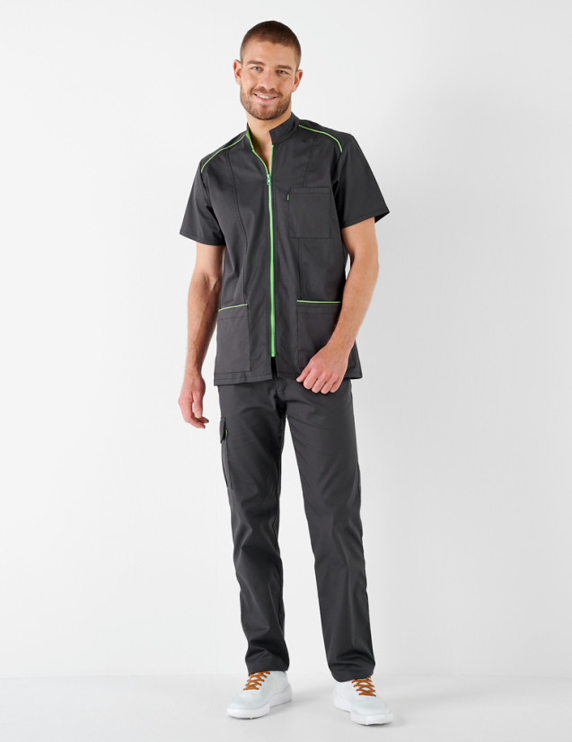 Blouse dentiste - homme couleur ardoise-pomme - Vue en pied - Marque Belissa Blouse dentiste - homme couleur ardoise-pomme - Vue en pied - Marque Belissa