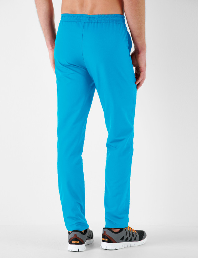 Léo pantalon homme taille élastique, couleur océan - Marque Belissa - Porté vue de dos Léo pantalon homme taille élastique, couleur océan - Marque Belissa - Porté vue de dos