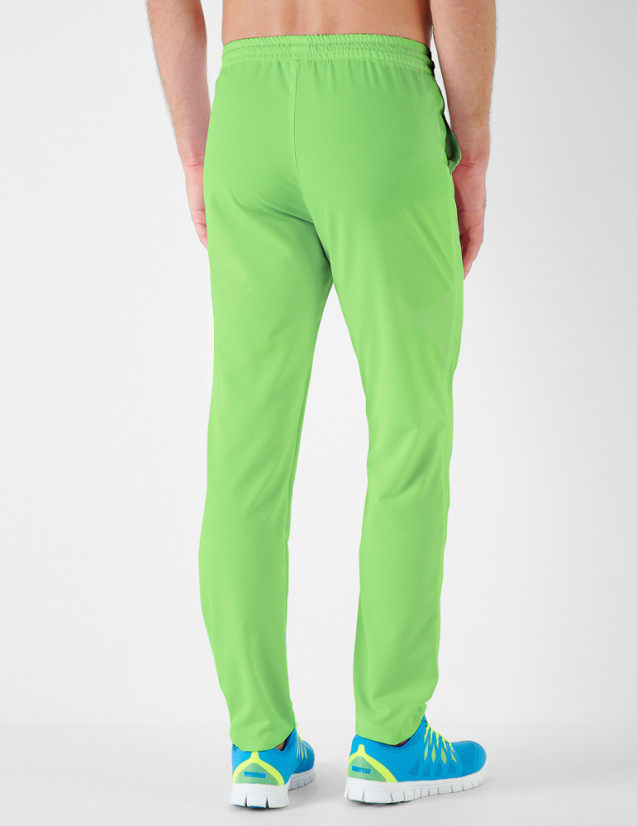 Léo pantalon homme taille élastique, couleur pomme - Marque Belissa - Porté vue de dos Léo pantalon homme taille élastique, couleur pomme - Marque Belissa - Porté vue de dos