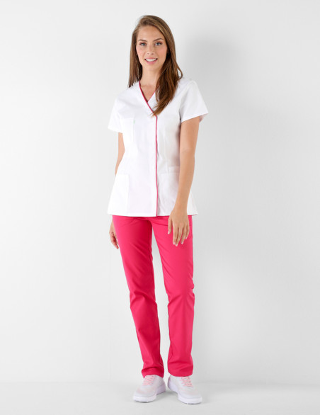 Tenue pharmacienne - Coupe asymétrique couleur blanc-framboise - Vue en pied - Marque Belissa