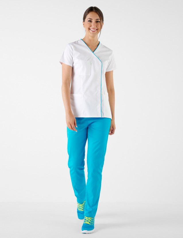 Blouse pharmacienne - Coupe asymétrique couleur blanc-océan - Vue en pied - Marque Belissa