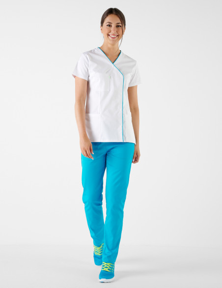 Blouse pharmacienne - Coupe asymétrique couleur blanc-océan - Vue en pied - Marque Belissa