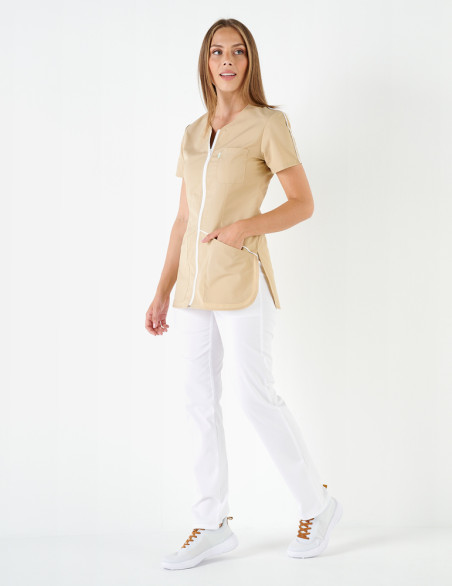 Tenue médicale femme - Coupe cintrée - Couleur beige parements blanc - Vue en pied - Marque Belissa