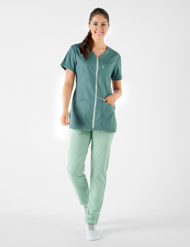 Tenue médicale femme - Coupe cintrée - Couleur olive et pantalon couleur sauge - Vue en pied - Marque Belissa
