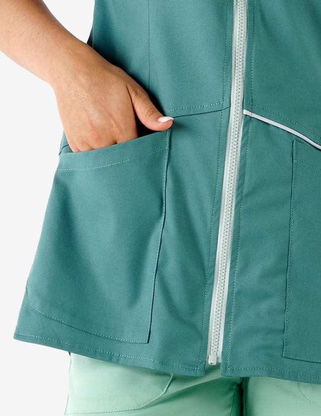 Détail poche blouse médicale Roma - Couleur olive - Marque Belissa