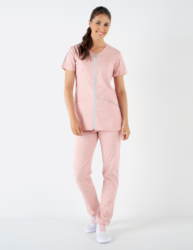 Tenue médicale femme - Coupe cintrée - Couleur rose pâle parements gris clair - Vue en pied - Marque Belissa Tenue médicale femme - Coupe cintrée - Couleur rose pâle parements gris clair - Vue en pied - Marque Belissa