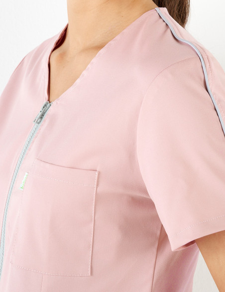 Détail encolure blouse médicale Roma - Couleur rose pâle - Marque Belissa