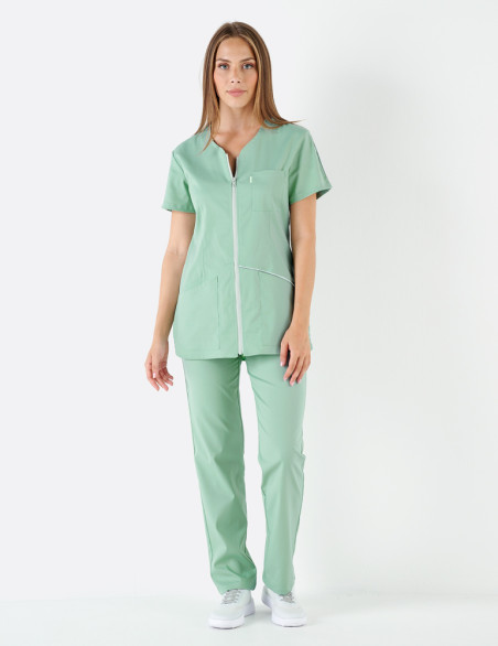 Tenue médicale femme - Coupe cintrée - Couleur sauge parements gris clair - Vue en pied - Marque Belissa