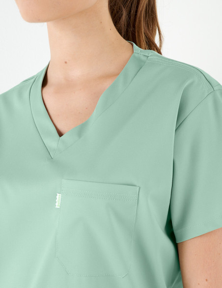 Détail encolure tunique médicale femme Rio couleur vert sauge - Marque Belissa