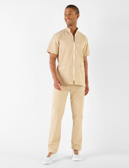 Tenue médicale homme - Couleur beige zip et biais en blanc - Vue en pied - Marque Belissa