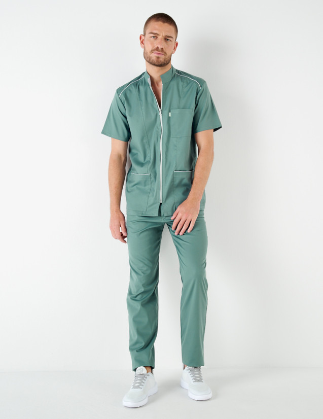 Tenue médicale homme - Couleur olive zip et biais gris clair - Vue en pied - Marque Belissa Tenue médicale homme - Couleur olive zip et biais gris clair - Vue en pied - Marque Belissa