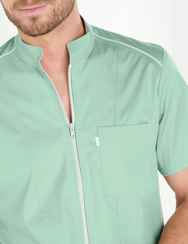 Détail blouse homme Austin - Couleur sauge - zip et biais gris clair - Marque Belissa