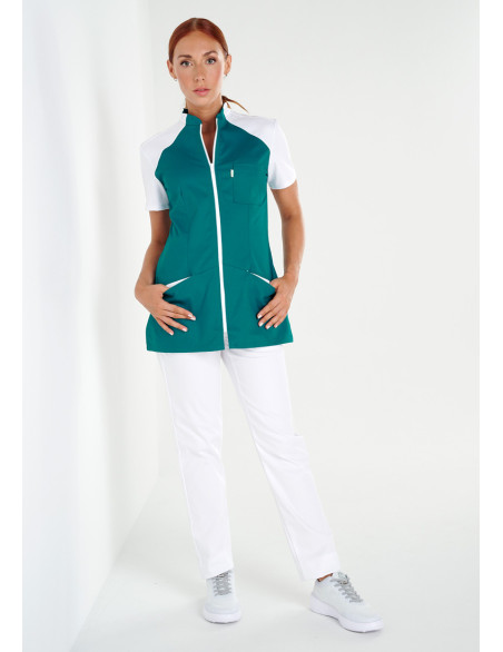 Blouse médicale femme Mona couleur canard blanc. Marque Belissa. Portée vue en pied.