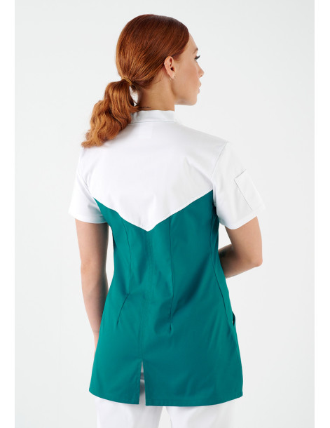Blouse médicale femme Mona couleur canard blanc. Marque Belissa. Portée vue de face 2