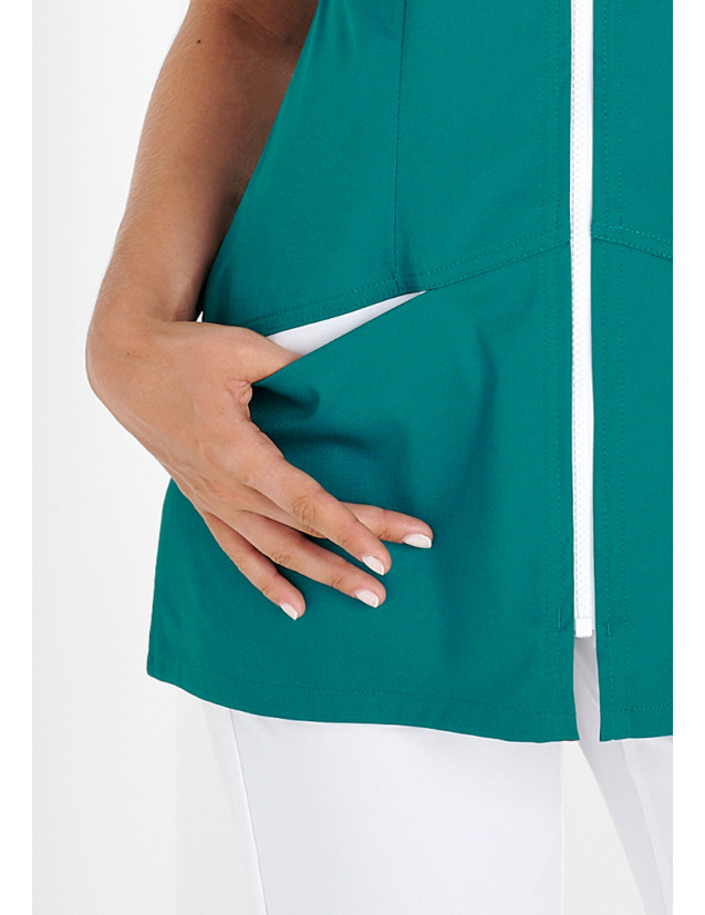 Détail blouse médicale femme Mona couleur canard blanc. Marque Belissa. Détail blouse médicale femme Mona couleur canard blanc. Marque Belissa.