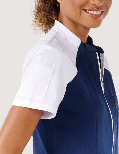 Détail blouse médicale femme Mona couleur marine blanc. Marque Belissa.