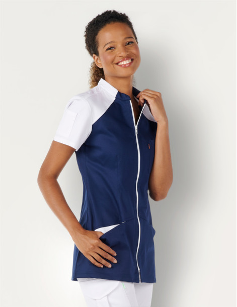 Blouse médicale femme Mona couleur canard blanc. Marque Belissa. Portée vue de face 2