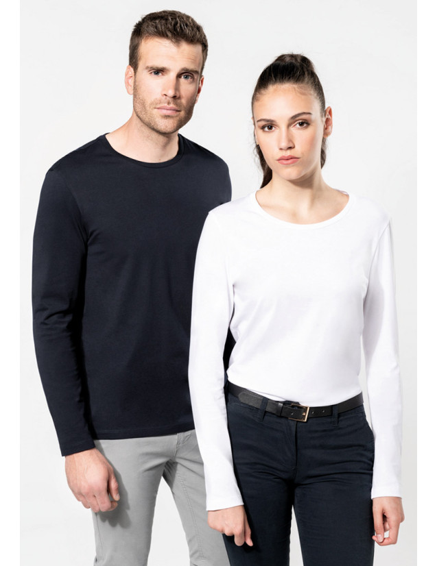 Couple Homme et femme qui portent un t-shirt manches longues unisexe noir pour l'homme et blanc pour la femme