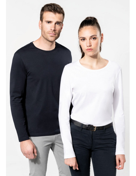 Couple Homme et femme qui portent un t-shirt manches longues unisexe noir pour l'homme et blanc pour la femme