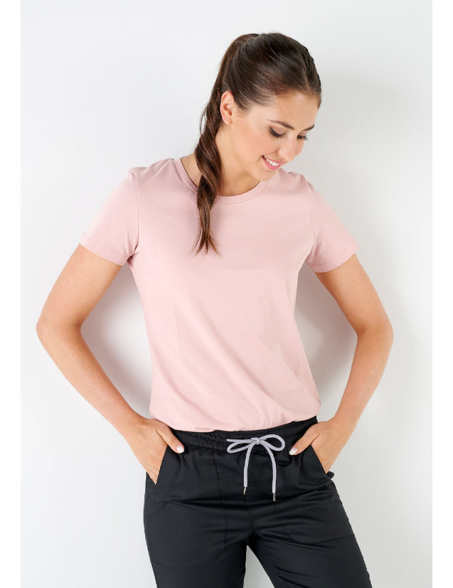T-shirt couleur rose pâle porté par une femme. T-shirt couleur rose pâle porté par une femme.