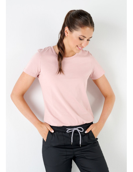 T-shirt couleur rose pâle porté par une femme.