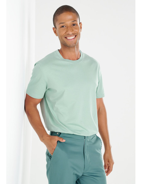 T-shirt couleur sauge porté par un homme.