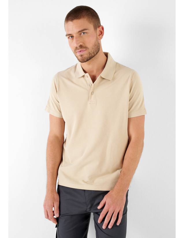 Homme qui porte un polo en maille piquée beige