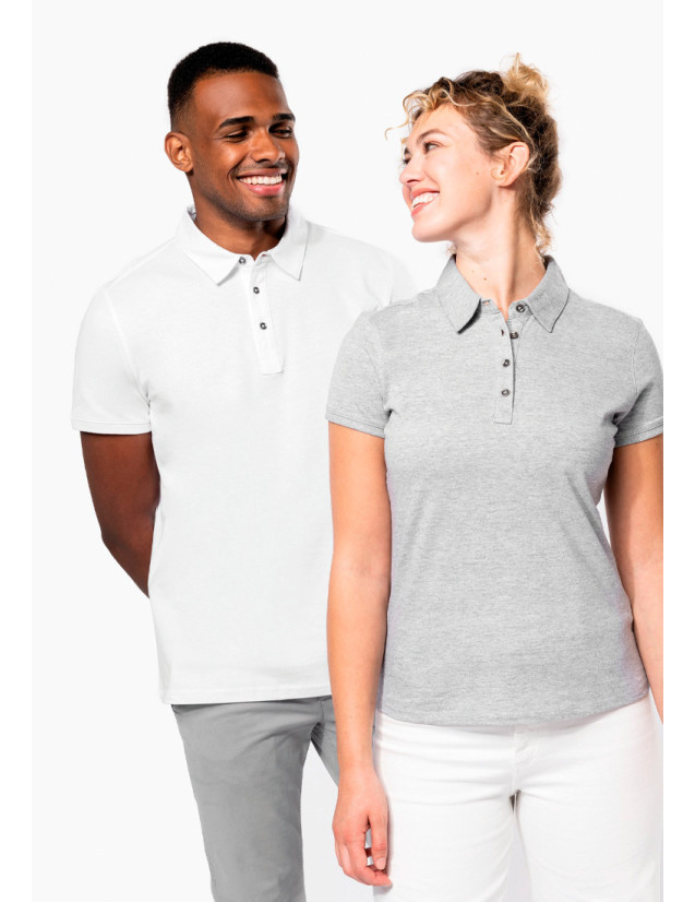 Couple qui porte un polo maille piquée blanc pour l'homme et gris pour la femme