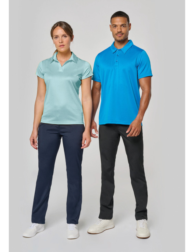 Couple qui porte un polo respirant Royal blue pour l'homme et Icemint pour la femme