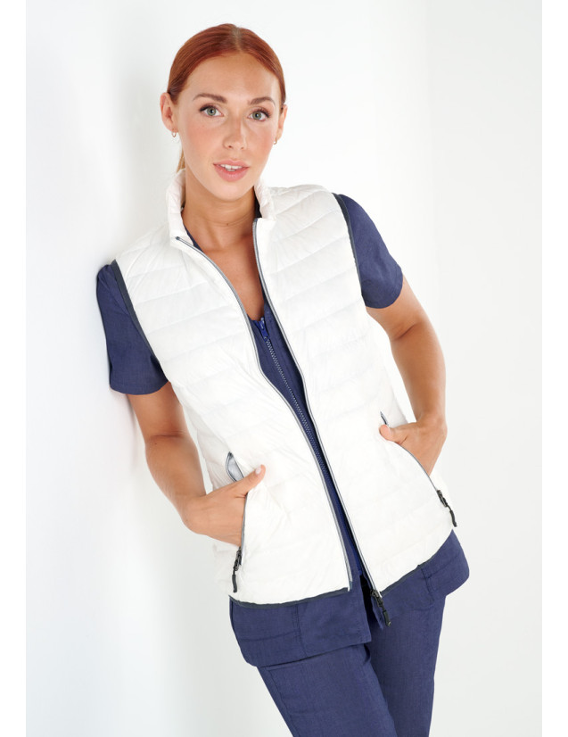 Gilet matelassé, doudoune sans manche, bodywarmer pour femme couleur blanc portée sur une blouse Belissa