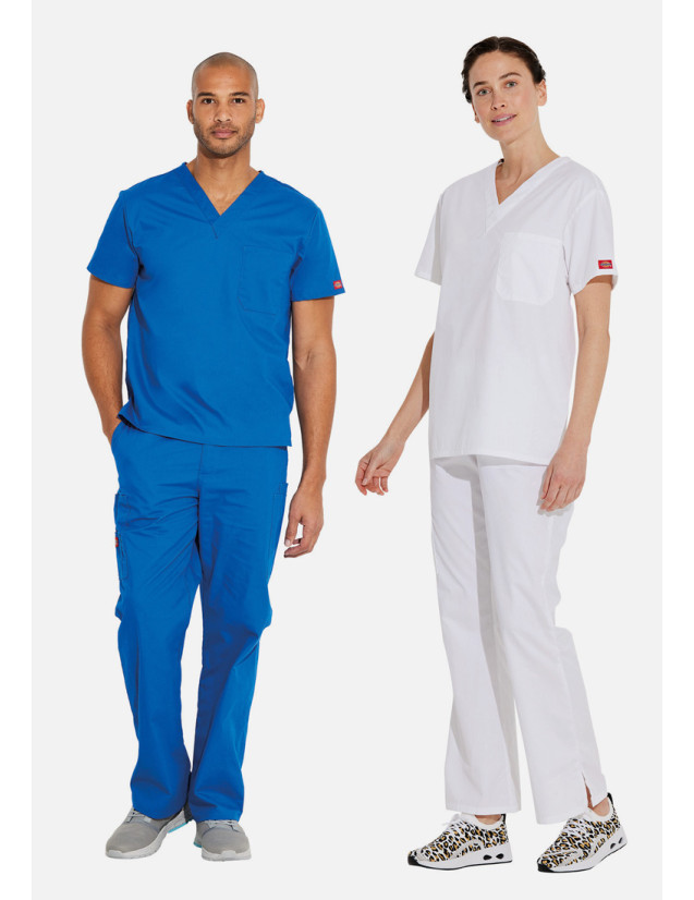 Couple en tunique médicale col en V Dickies couleur blanc pour la femme et royal blue pour l'homme.