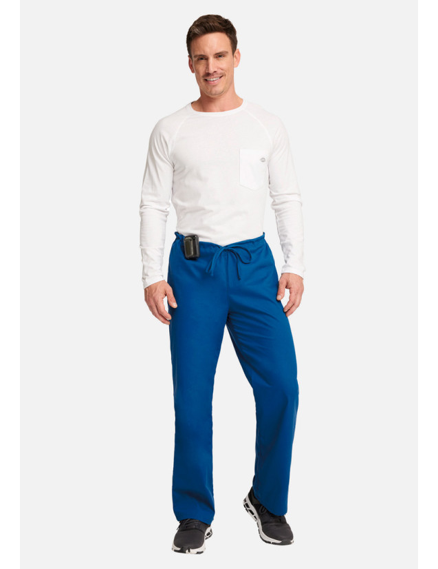 Pantalon tenue médicale unisexe Dickies porté par un homme - couleur Royal Blue - Vue de face