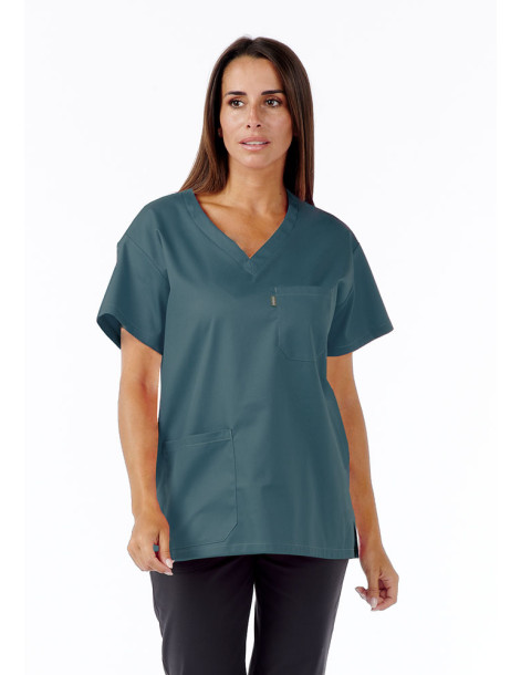 Blouse Angel unisexe couleur bleu ciel - Vue portée par un homme vue de face - Marque Belissa 2