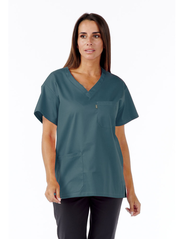 Blouse Angel unisexe couleur teal - Vue portée par une femme vue de face - Marque Belissa