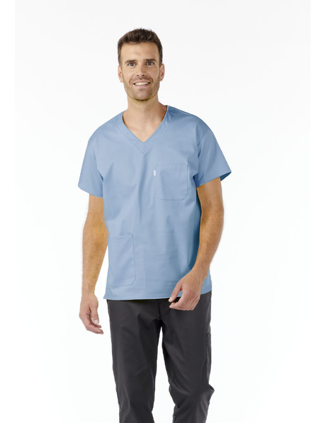 Blouse Angel unisexe couleur bleu ciel - Vue portée par un homme vue de face - Marque Belissa
